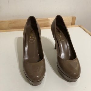 Yves Saint Laurent Tribute Pump